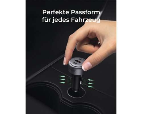Aukey Kfz-Ladegerät wird in den Zigarettenanzünder eines Autos gesteckt