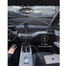 Innenraum eines Autos mit Ladegerät für drei Geräte