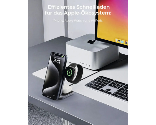 Ladestation mit Smartphone, Smartwatch und Kopfhörern auf einem Schreibtisch.