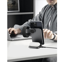 Ein Smartphone, eine Smartwatch und Kopfhörer werden mit einer Ladestation aufgeladen.