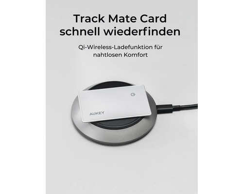 Aukey Track Mate Card auf einer kabellosen Ladestation.