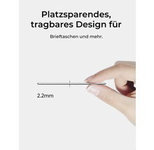 Eine 2.2 Millimeter dünne Metallplatte wird von einer Hand gehalten.