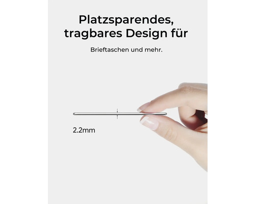 Eine 2.2 Millimeter dünne Metallplatte wird von einer Hand gehalten.