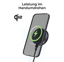 Telefon an kabellosem Ladegerät mit Qi2 Logo