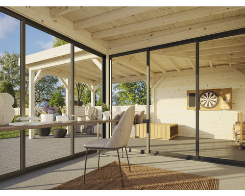 Helles Arbeitszimmer mit Schiebetür zum Garten, ausgestattet mit Holzbalkendecke und Dartscheibe