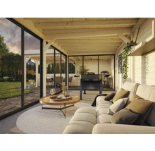 Helle, geräumige Holzgartenlaube mit Lounge-Bereich, Grill und Terrassenmöbeln für den Außenbereich.