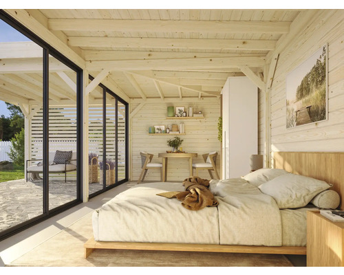 Helles Holzhaus mit Schlafzimmer, Essbereich und Terrasse hinter großen Glasschiebetüren