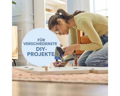 Frau montiert Möbel mit einem Akku-Schrauber für diverse Heimwerkerprojekte
