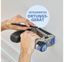 Person markiert eine Wand mit einem Bleistift und einem Ortungsgerät.