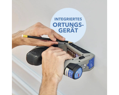 Person markiert eine Wand mit einem Bleistift und einem Ortungsgerät.