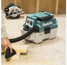 Makita Staubsauger bei der Reinigung von Holzoberflächen