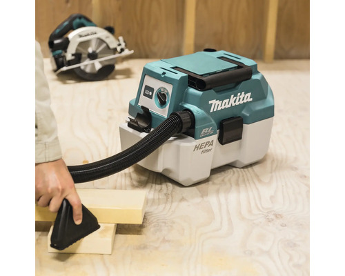 Makita Staubsauger bei der Reinigung von Holzoberflächen