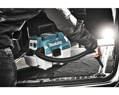 Makita Akku Staubsauger im Kofferraum eines Autos im Einsatz