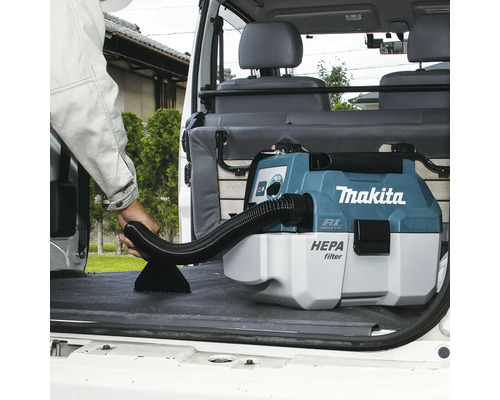 Makita Staubsauger im Laderaum eines Lieferwagens mit Bediener