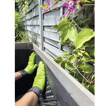 Person mit Gartenhandschuhen montiert einen Hochbeet Bausatz im Garten
