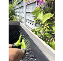 Einbau einer Noppenbahn in einen Pflanzkasten im Garten.