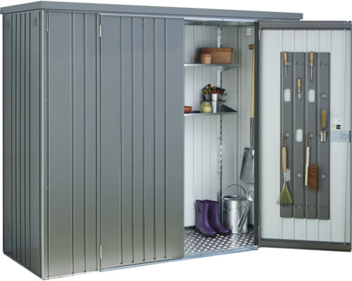 Geöffnete Metall Gartenbox mit Regalen und Gartengeräten