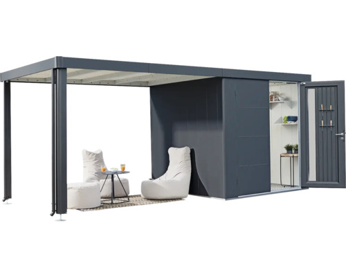 Überdachter Terrassenbereich mit Lounge-Möbeln und Gerätehaus