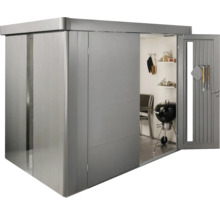 Metall Gerätehaus mit geöffneter Tür und Gartengerät