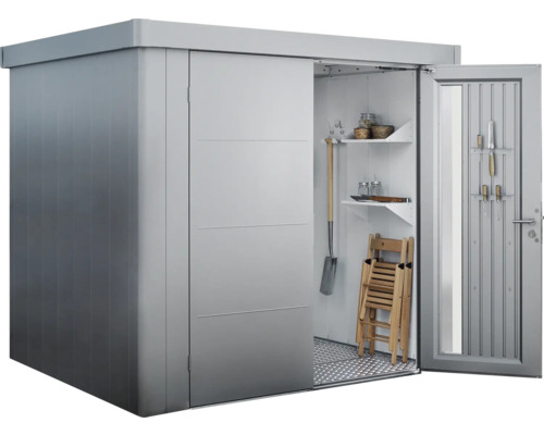 Gerätehaus aus Metall mit Schiebetür und geöffneter Tür mit Werkzeugaufhängung und Regalen