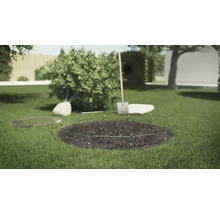 Szene im Garten mit Beeteinfassung, Spaten und Gartenerde.