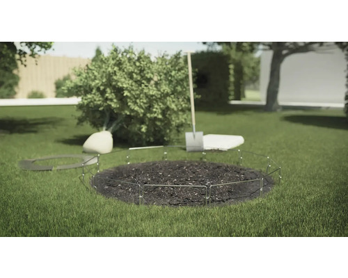 Szene im Garten mit Beeteinfassung, Spaten und Gartenerde.