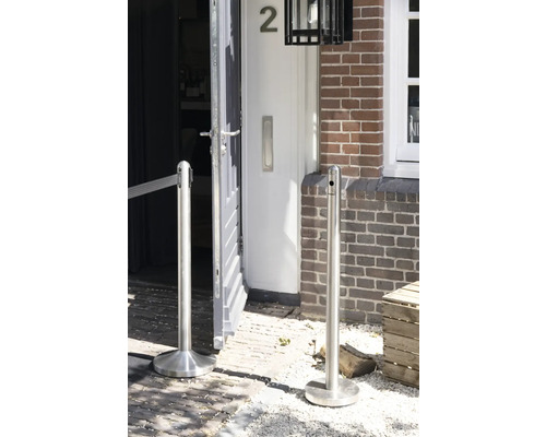 Szene mit zwei Absperrpfosten vor einem Gebäude.