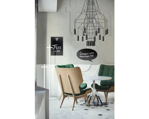 Innenaufnahme eines Cafés mit Stühlen, Tisch und einer abstrakten Deckenleuchte