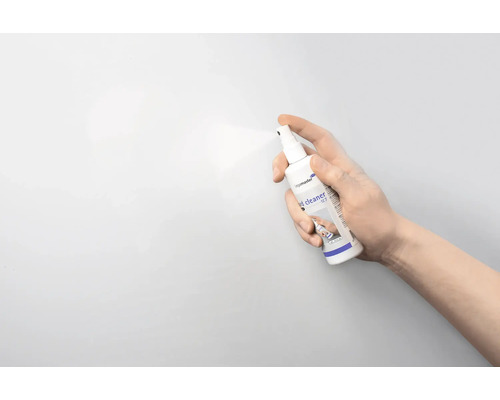 Hand hält eine Sprühflasche Legamaster Board Cleaner.