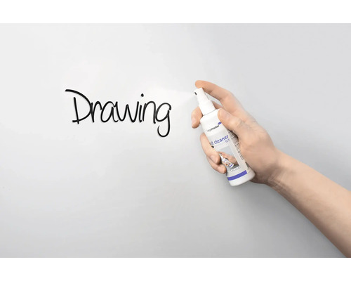 Hand sprüht Tafelreiniger auf Whiteboard mit Schriftzug Zeichnung