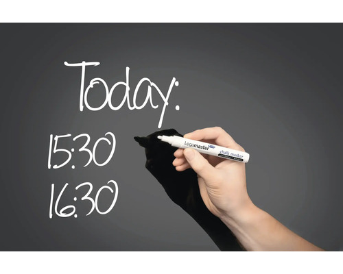 Eine Person schreibt mit einem Kreidemarker die Uhrzeiten 15:30 und 16:30 und das Wort Heute auf eine Tafel.