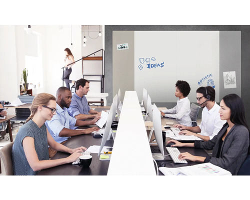 Büroraum mit Mitarbeitern an Computern, Whiteboard mit Ideen