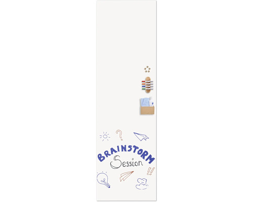Magnettafel mit Stiften, Magneten und Zubehör, beschriftet mit ''Brainstorm Session'' und diversen Zeichnungen