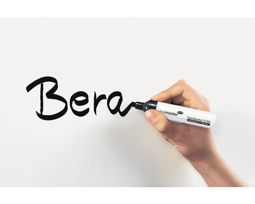 Hand schreibt mit einem Whiteboardmarker das Wort Bera.