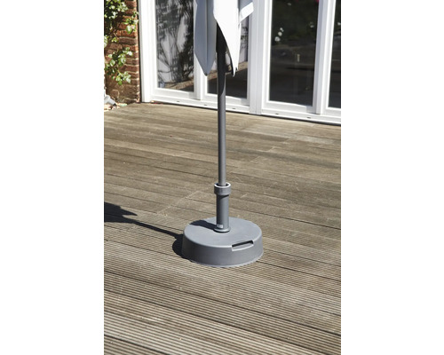 Sonnenschirmständer aus Kunststoff auf Holzterrasse