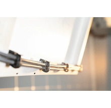 Installation von Elektrokabeln mit Kabelclips