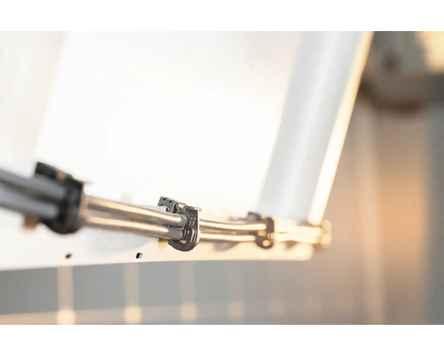 Installation von Elektrokabeln mit Kabelclips