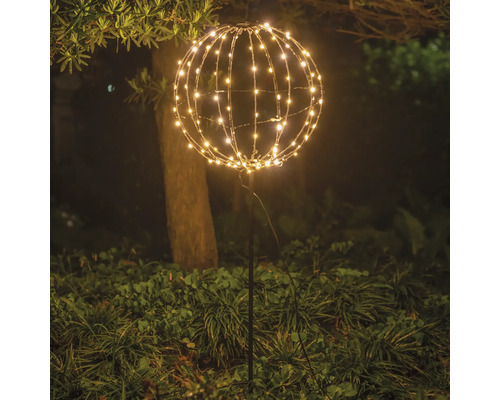 Garten mit einer leuchtenden Kugel aus Lichtern auf einem Stab