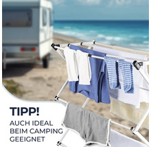 Wäscheständer mit Kleidung im Freien, ideal für Camping