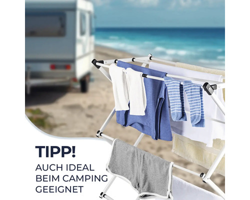 Wäscheständer mit Kleidung im Freien, ideal für Camping