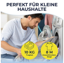 Mann befüllt Waschmaschine mit 10 Kilogramm Traglast und 8 Meter Gesamttrockenlänge