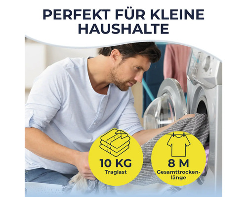 Mann befüllt Waschmaschine mit 10 Kilogramm Traglast und 8 Meter Gesamttrockenlänge