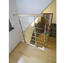 Treppenhaus mit Holztreppe und Edelstahlgeländer