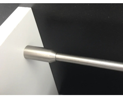 Metallstange an einer weißen Oberfläche