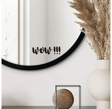 Dekoratives Interieur mit Spiegel, Blumenvase und Skulptur