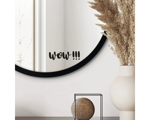 Dekoratives Interieur mit Spiegel, Blumenvase und Skulptur