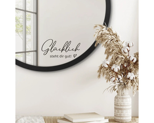 Runder Spiegel mit der Aufschrift Glücklich steht dir gut