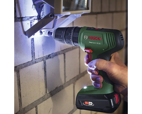 Akkuschlagschrauber im Einsatz an einer Mauer