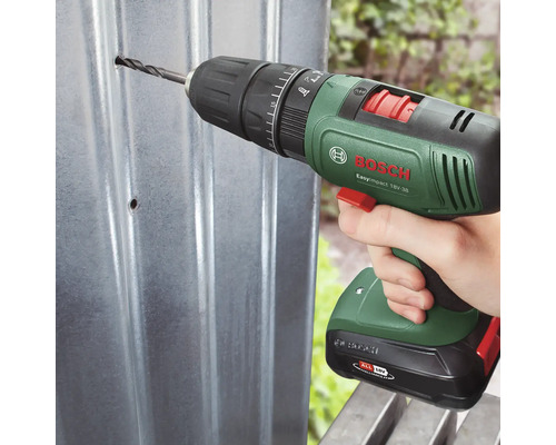 Akkuschlagschrauber beim Bohren in eine Metalloberfläche