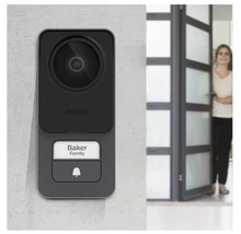 Philips Türklingel mit Kamera und Namensschild an einer Wand